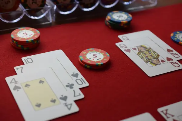 Blackjack-kortit ja pelimerkit pöydällä