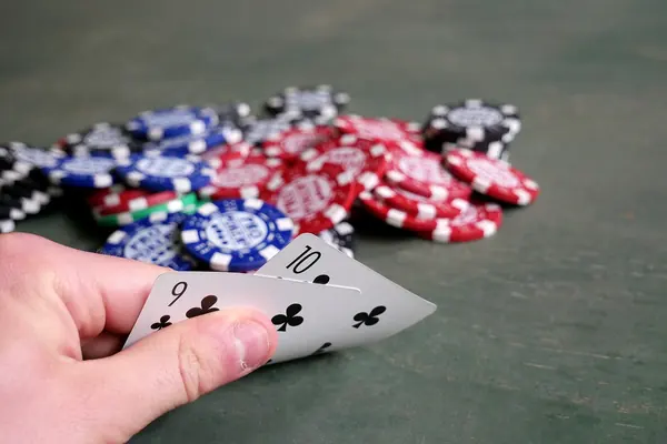 Pokerikäsi ja pelimerkit
